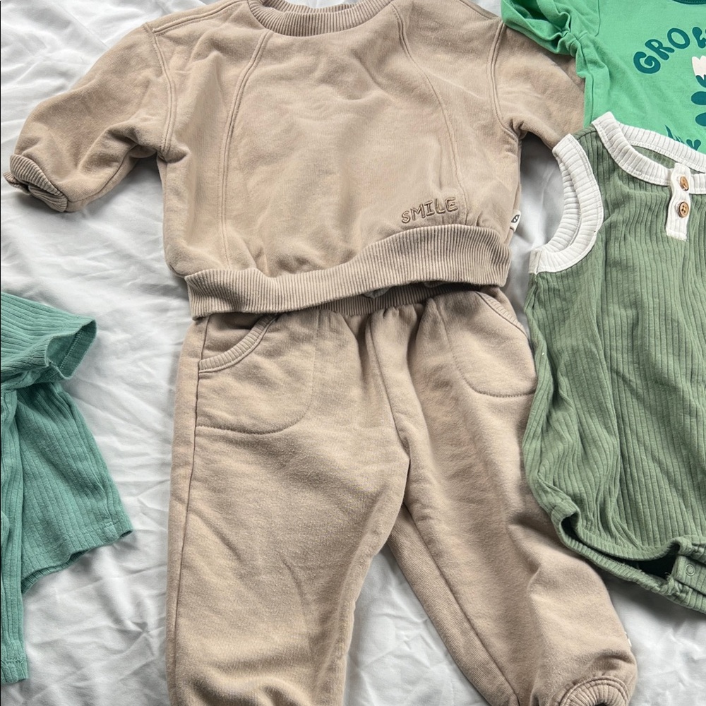 Bundle of 6-9 month baby clothes Burt’s bees, old navy, easy peasy organic - Picture 5 of 12